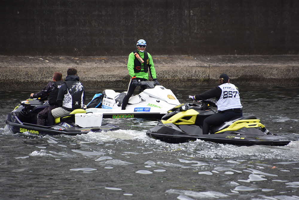 水上バイクのドライバーに啓発活動